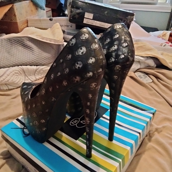 Hidden platforms. Skull details. New - Picture 2 of 3